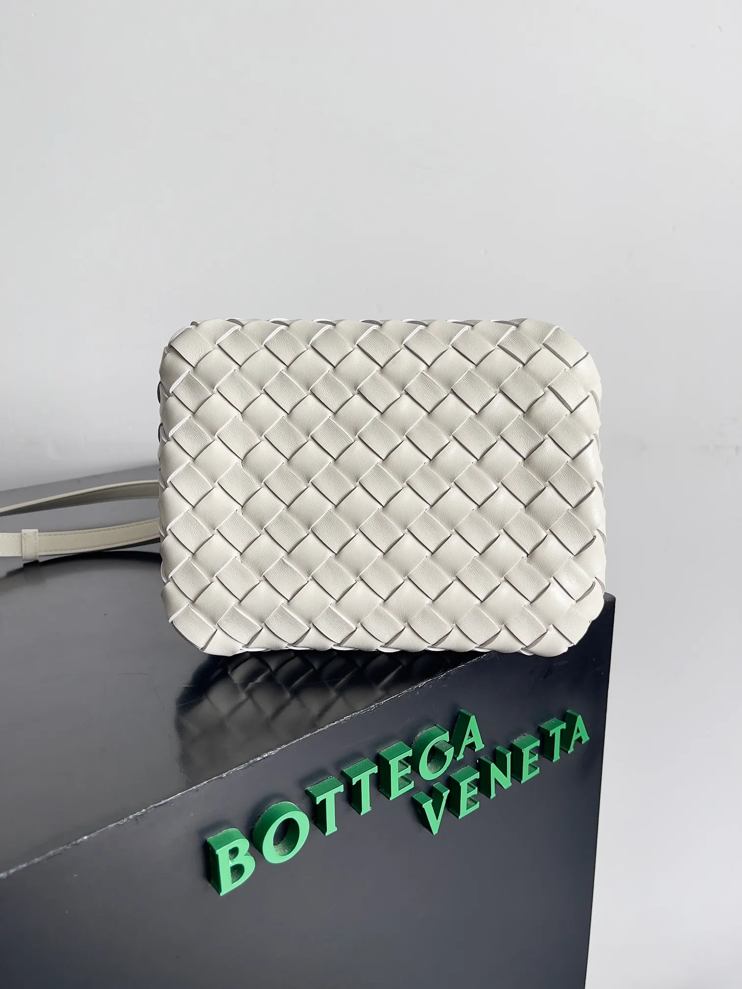 Batch 1760 BV home is new! Andiamo combines the Bottega Veneta archive parachute handbag to inherit retro elements and integrate modern trends. The same style as Shu Qi's in Beijing Night. It is a continuation of the classic bag. It has three functions: hand carry, shoulder and cross-body. It is embellished with metal brass knot buckles. It is small and has an amazing capacity. It can easily hold sunglasses in a box / small bottle of water / powder powder / charger and other daily necessities when going out. The upper body is versatile. Style number: 796569 Size: 21*17*16.5cm